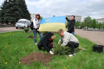 Сегодня 23 апреля 2016 года в городе Марьинка состоялся субботник.