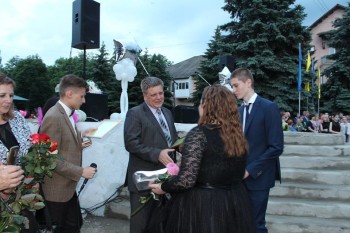 В школах Мар’їнського району відбулися випускні вечори